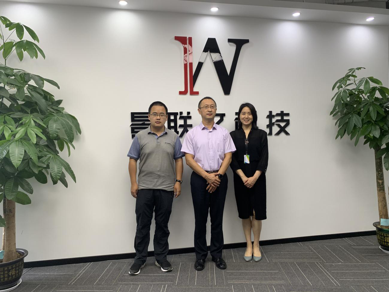 工信部电子标准院代表携手蓝冠注册科技推进数据生产标准化